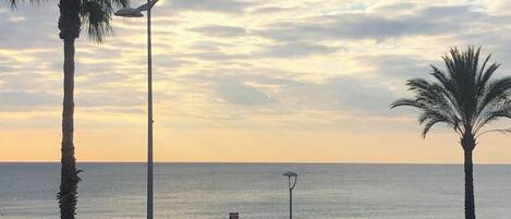 Sulla spiaggia, lettini da mare, teli da spiaggia