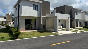 Un edificio residencial moderno con techo plano, ventanas amplias y un diseño limpio y minimalista.