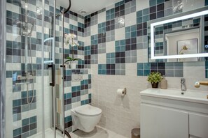 Een douche, een haardroger, handdoeken, zeep
