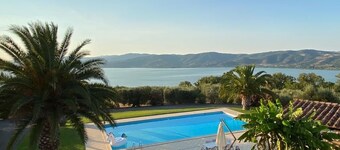 Villa with fantastic lake views and large pool near Tuscany