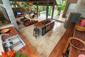 Kühlschrank, Mikrowelle, Esstisch