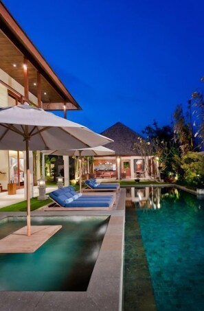 Outdoor pool - Comfort Luxury 4BR Family Villa 200M Walk to Beach (Bali)