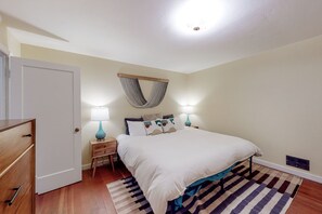 2 bedrooms, internet, bed sheets