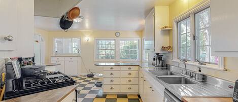 ثلاجة، ميكروويف، فرن، موقد طهي مسطح