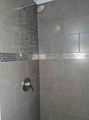 Dusche, Handtücher, Seife, Toilettenpapier