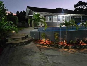 Exterior - Cozy Villa with Private Pool and Private Beach access included (St. Ann)