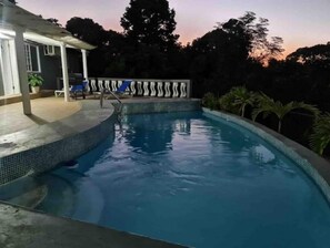 Una piscina al aire libre