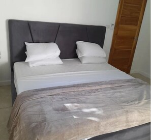 1 dormitorio, tabla de planchar con plancha, wifi y ropa de cama