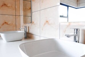 Economy Double Room | Bathroom