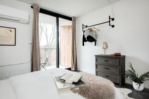 Tabla de planchar con plancha, wifi y ropa de cama 