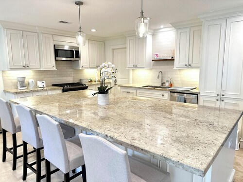 Newly Renovated Home, Centrally Located, Sleeps 10