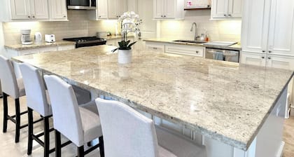 Newly Renovated Home, Centrally Located, Sleeps 10