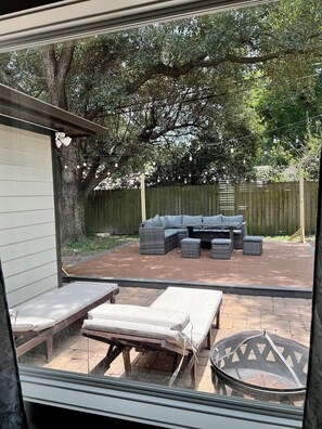 Terrace/patio - Newly Renovated Home, Centrally Located, Sleeps 10 (Houston)