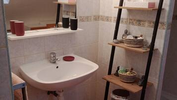 Een douche, een haardroger, zeep, toiletpapier