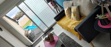 TV, table football, books, stereo