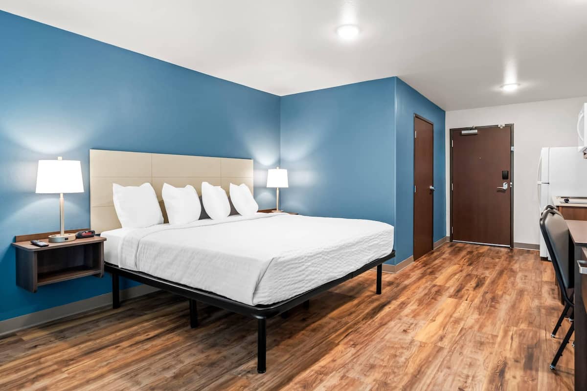 Suite, 1 King Bed, Non Smoking | Desk, free WiFi, bed sheets