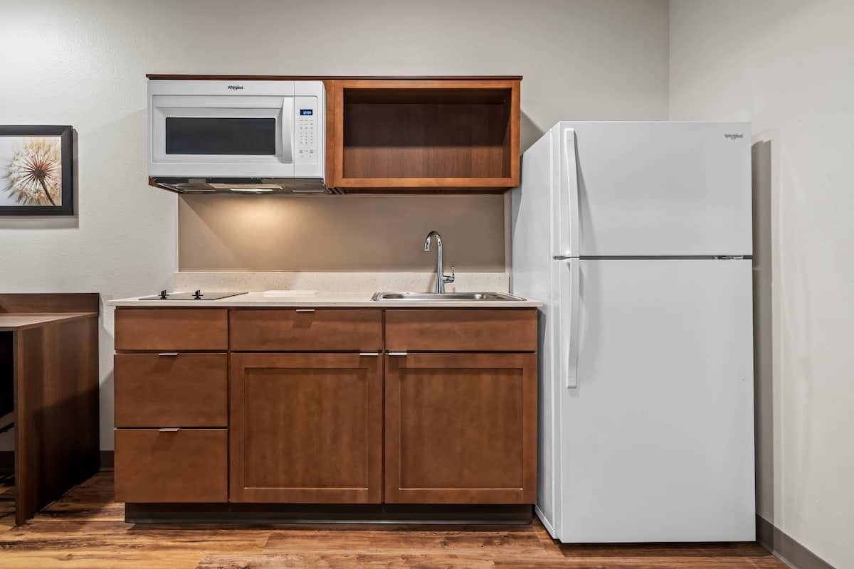 Suite, 1 Queen Bed, Non Smoking | Desk, free WiFi, bed sheets