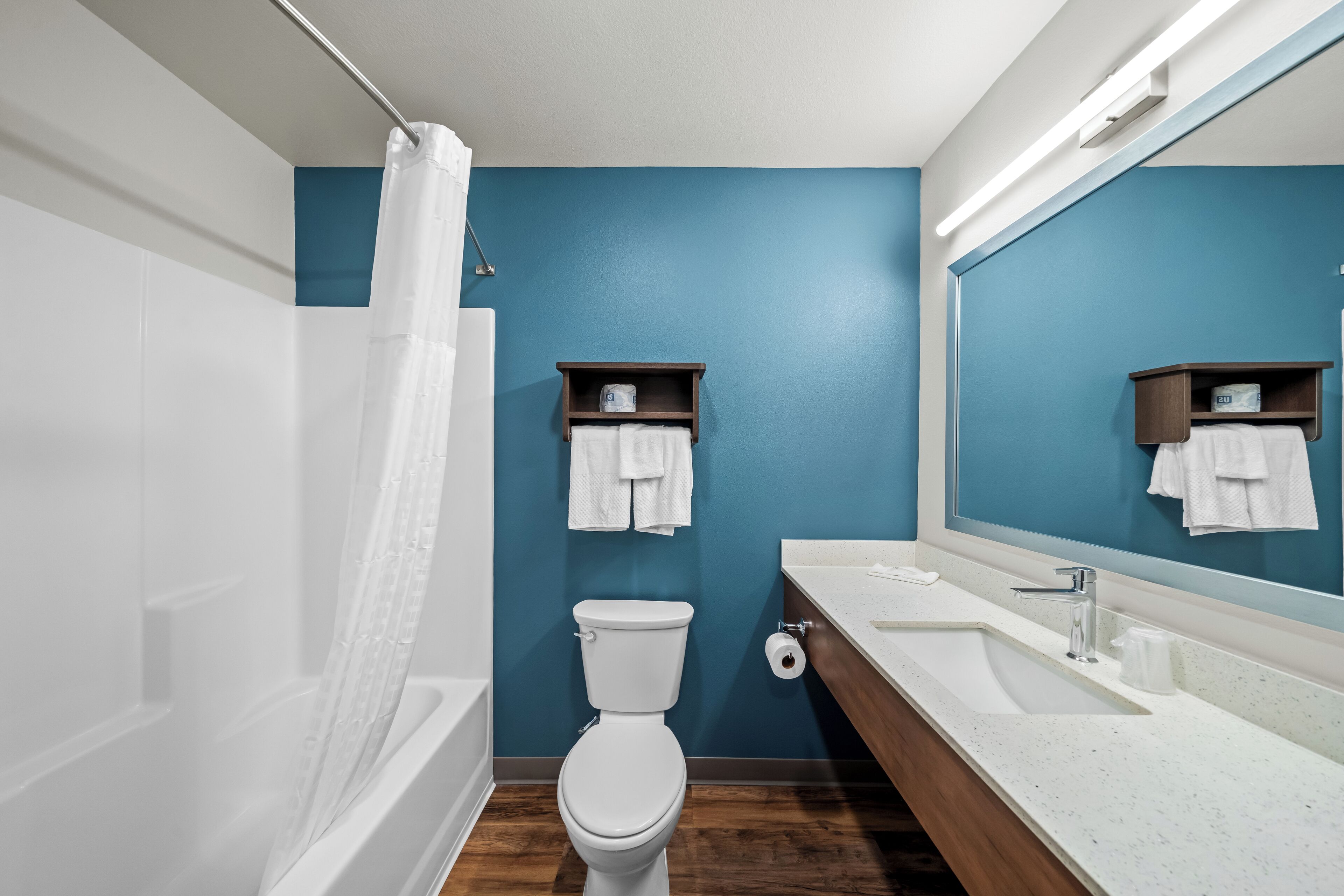 Combined shower/tub, hydromassage showerhead, hair dryer, towels