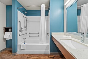 Combined shower/tub, hydromassage showerhead, hair dryer, towels - WoodSpring Suites Orlando East UCF (Orlando)