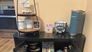 Kaffestation med kaffemaskine, filtre og kaffekapsler.