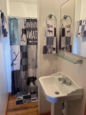 Een douche, een haardroger, handdoeken, shampoo