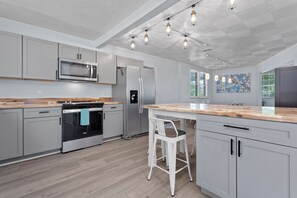 Refrigerador, microondas, horno, placa de cocina