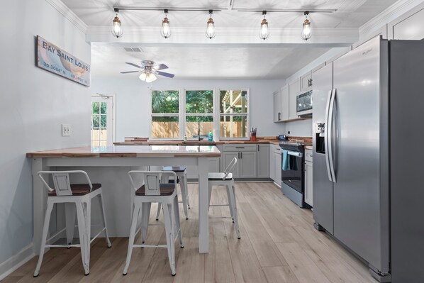 Refrigerador, microondas, horno, placa de cocina