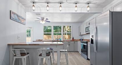 Vary private tropical oasis, walking distance to everything! MINI GOLF AND MORE