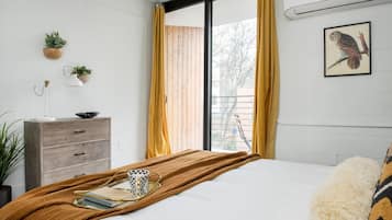 Tabla de planchar con plancha, wifi y ropa de cama
