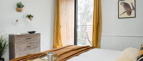 Tabla de planchar con plancha, wifi y ropa de cama