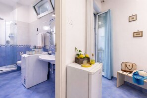 Douche, sèche-cheveux, bidet, serviettes fournies