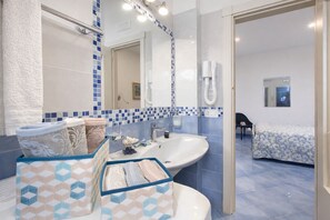 Shower, hair dryer, bidet, towels