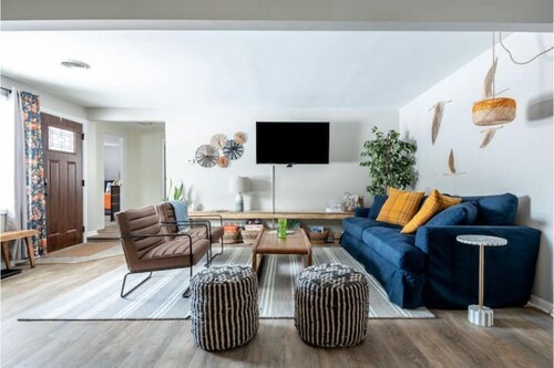 Blue Beach Cottage - 5 Minute Walk to Private Beach!