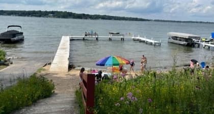 Blue Beach Cottage - 5 Minute Walk to Private Beach!