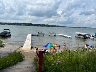 Blue Beach Cottage - 5 Minute Walk to Private Beach!