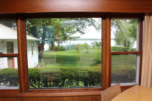 Beautiful 3-BDRM Cottage Home on the St. Lawrence River!