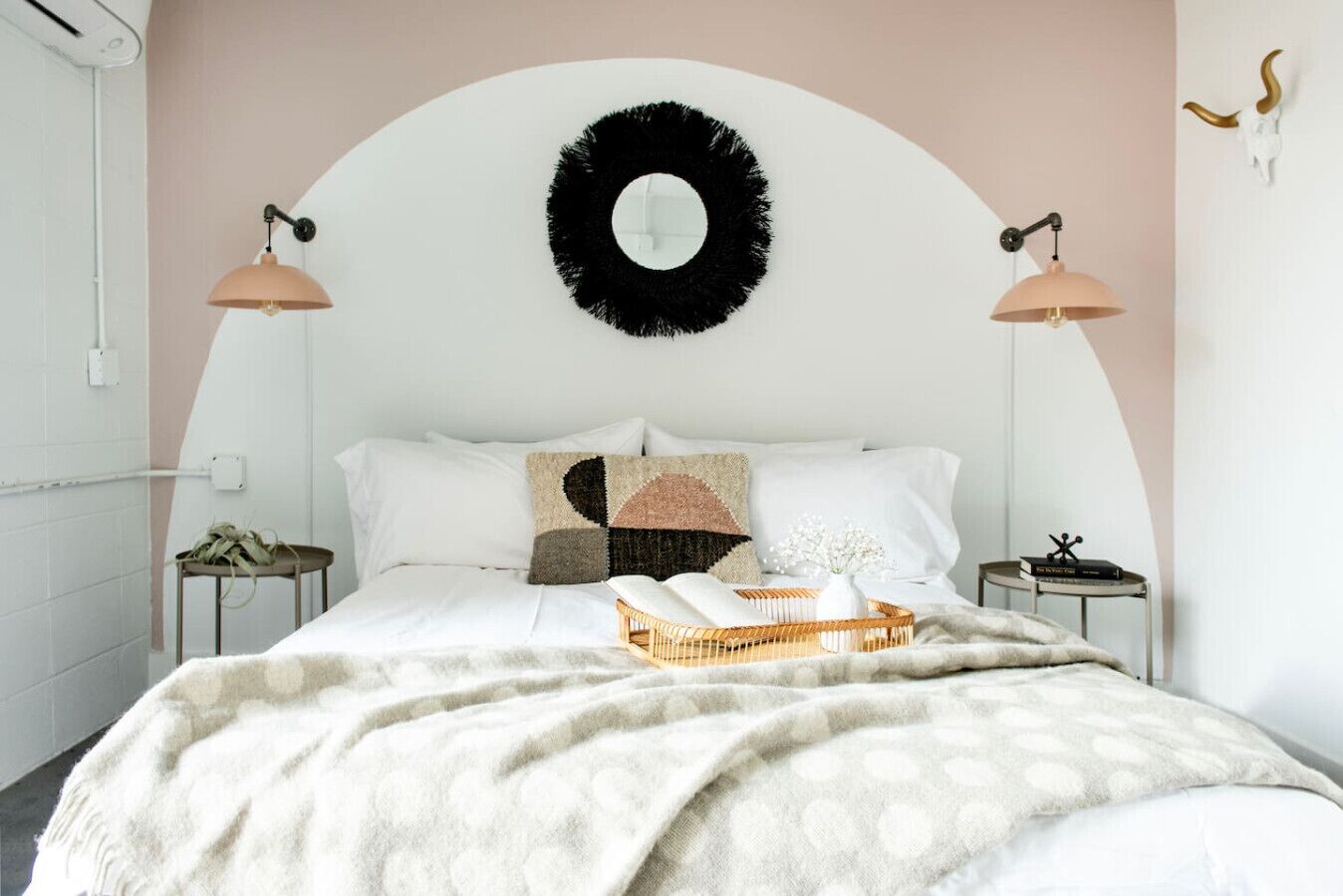 Een bureau, een strijkplank/strijkijzer, wifi, beddengoed