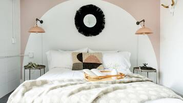 Een bureau, een strijkplank/strijkijzer, wifi, beddengoed