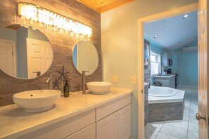 Apartamento luxo | Banheiro | Banheira e chuveiro separados, produtos de toalete grátis