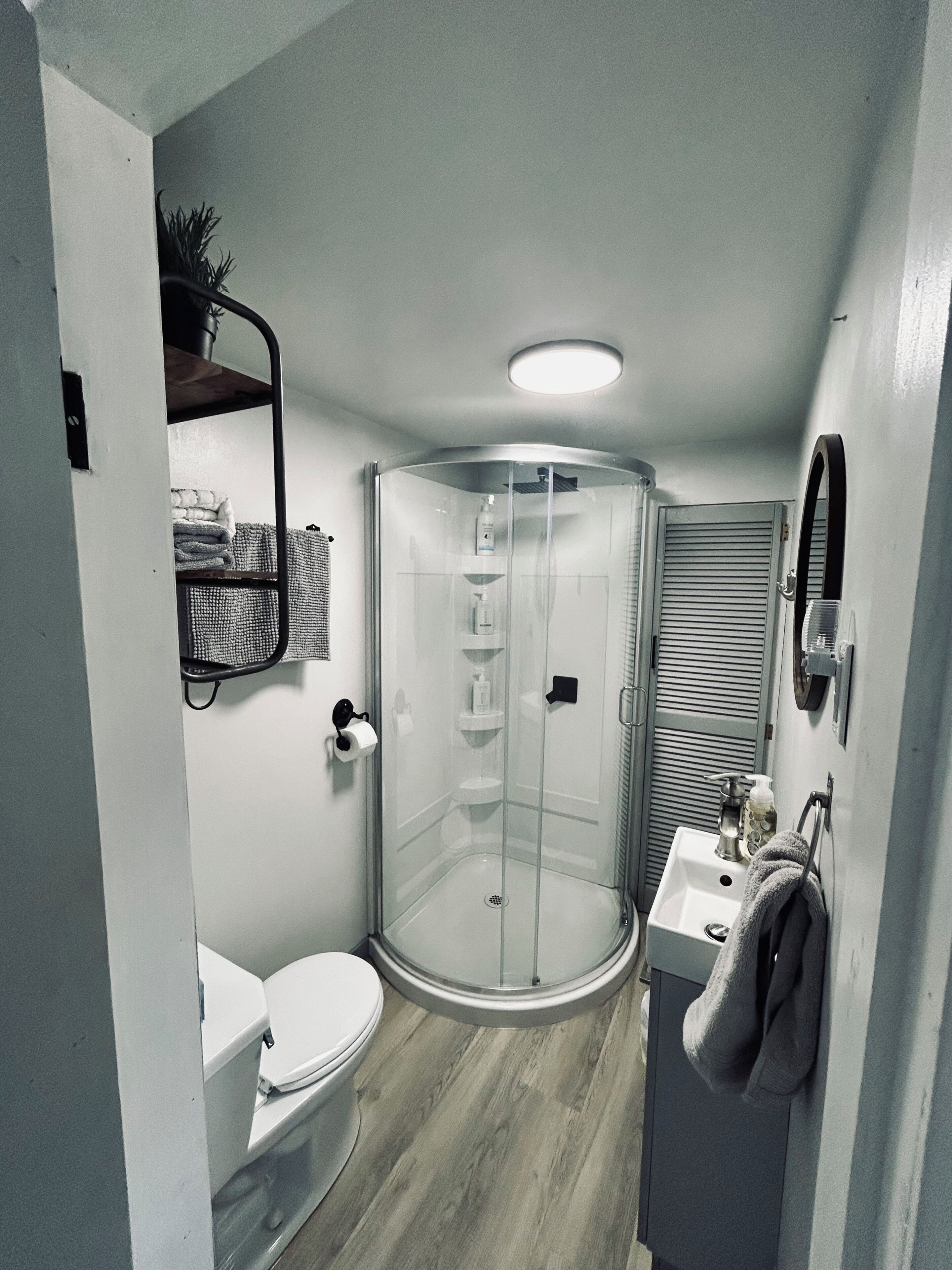 Shower, soap, shampoo, toilet paper