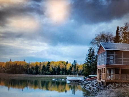 外観. Modern Tiny Cottage on Eagle Lake with South facing Private Beach