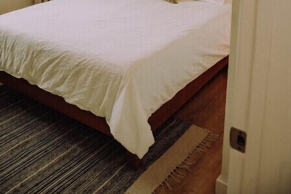 3 quartos, escrivaninha, ferros/tábuas de passar roupa, berço de viagem