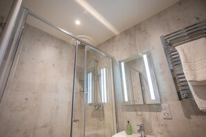 Superior Double or Twin Room | Bathroom | Shower, free toiletries, hair dryer, towels