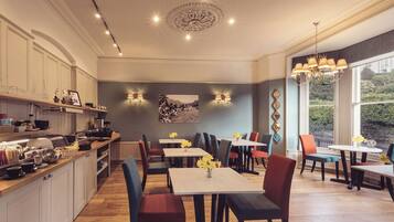 Free daily English breakfast