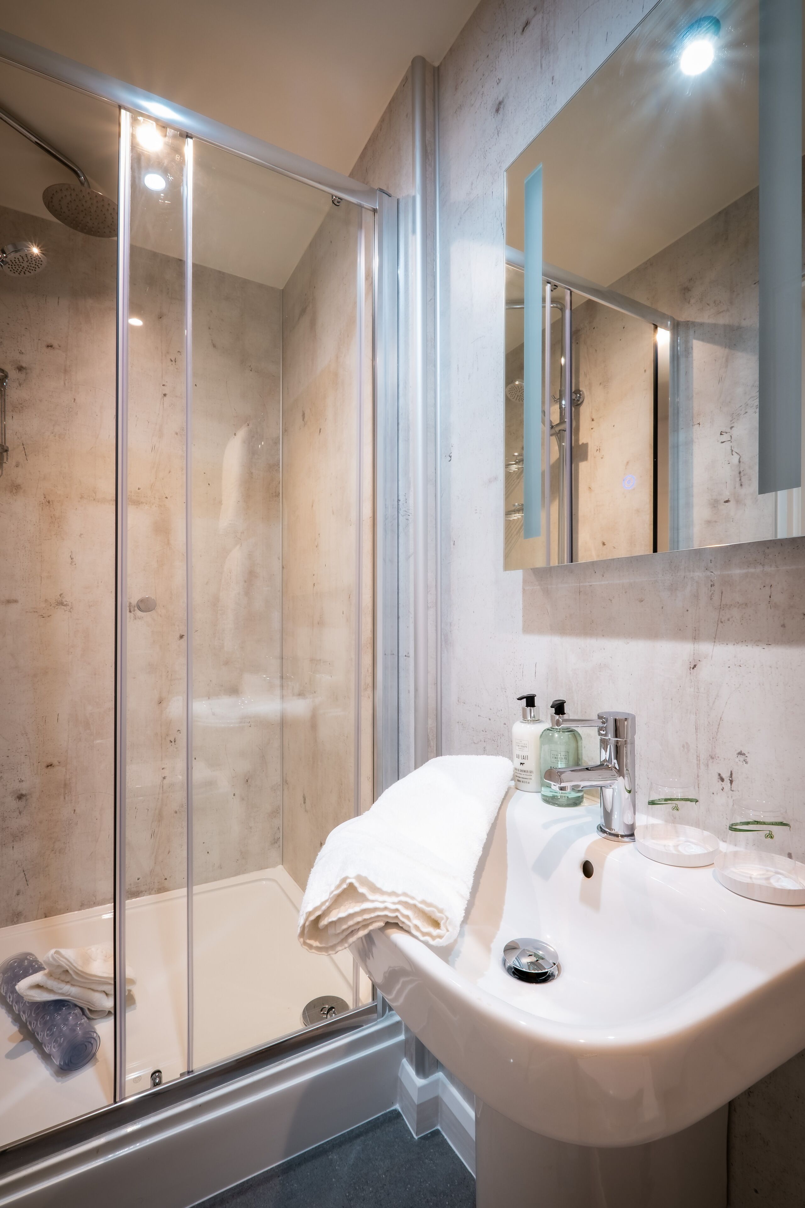 Chambre Standard Double ou avec lits jumeaux | Salle de bain | Douche, articles de toilette gratuits, sèche-cheveux