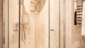 Standard Double Room | Bathroom | Shower, free toiletries, hair dryer, towels