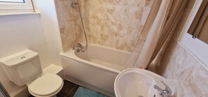 Căn hộ, 1 giường cỡ queen và sofa giường | Phòng tắm | Buồng tắm vòi sen, khăn tắm 