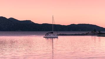 Een privéstrand, wit zand, vervoer van/naar het strand, een strandbar