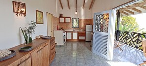 Fridge, oven, stovetop, coffee/tea maker