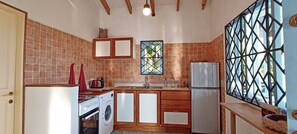 Refrigerador, horno, parrilla de estufa y cafetera y tetera